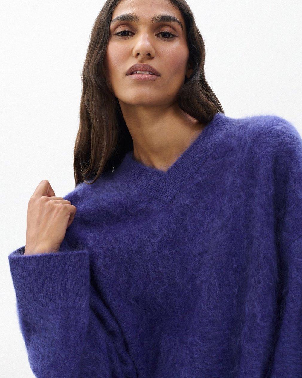 Jada Brushed Cashmere V-Neck Sweater Dark Blue - Image 4