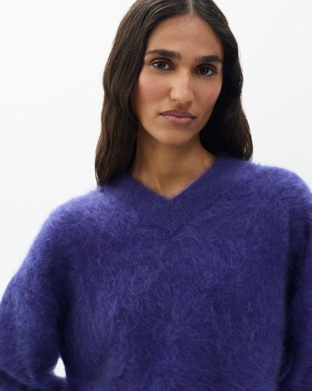 Jada Brushed Cashmere V-Neck Sweater Dark Blue - Image 5