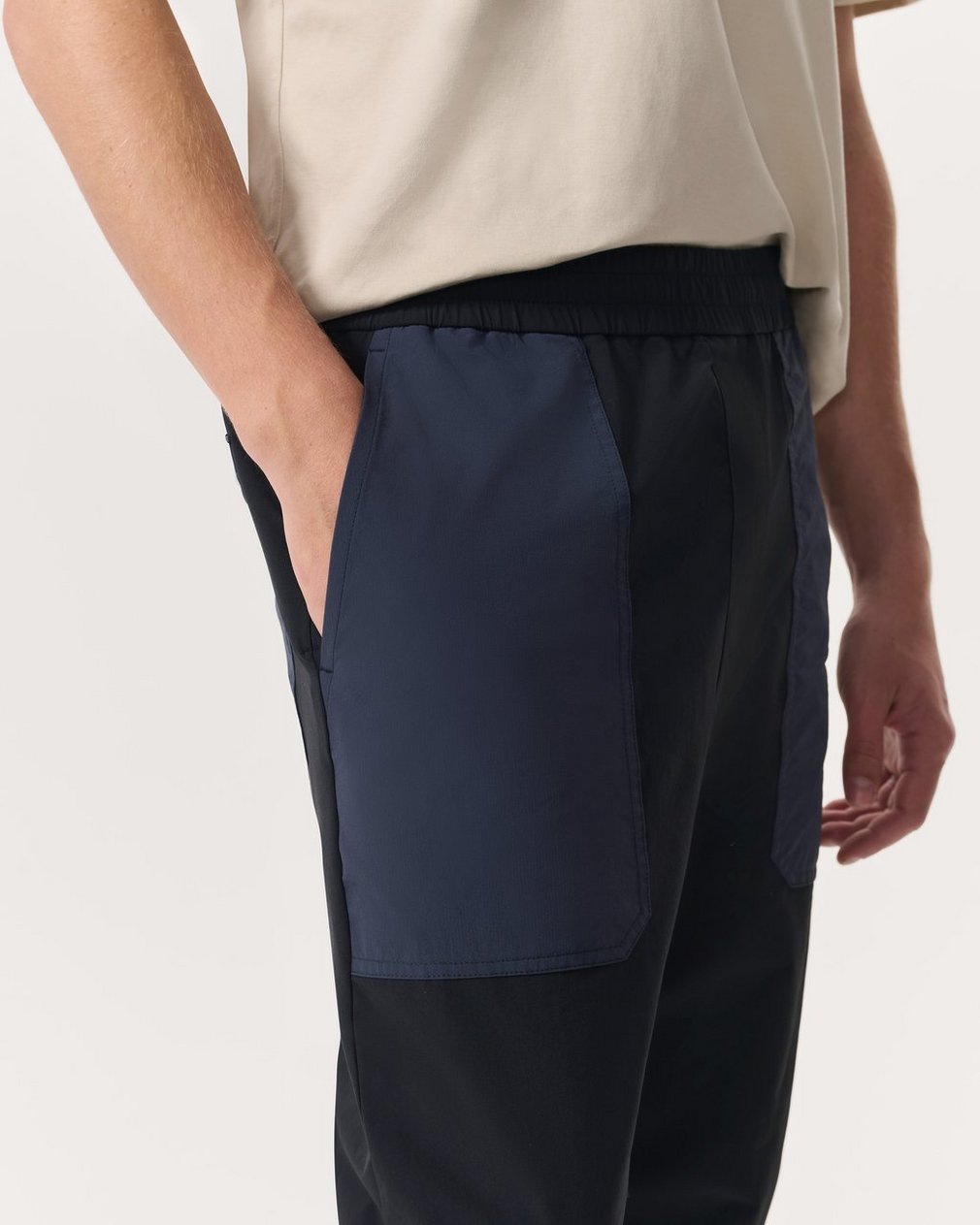 Robert Color-Blocked Jogger Pants Jet Black - Image 4